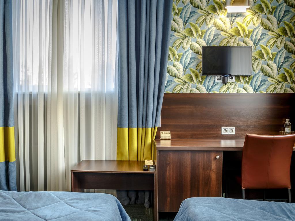 Road Star Hotel Днепър Екстериор снимка